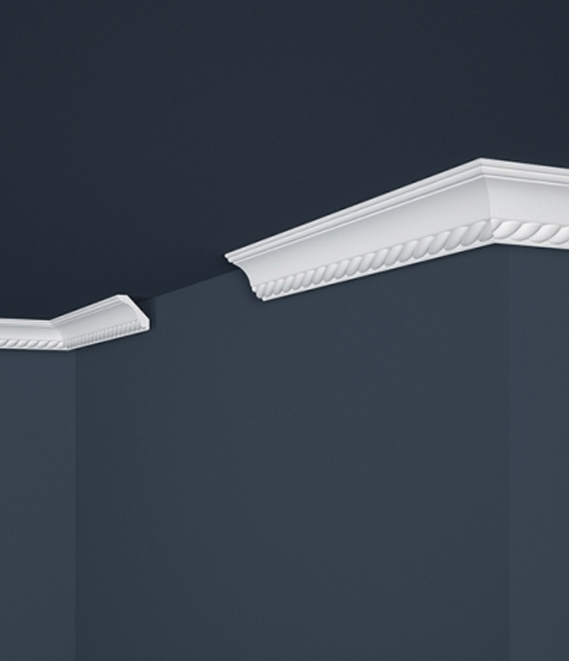 Biely stropný pás s jemným ornamentom na spodnom okraji.