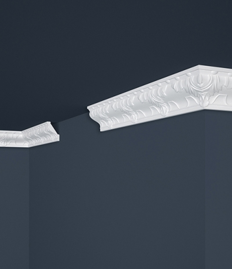 Ľahko inštalovateľná stropná lišta s jemným rastlinným vzorom.