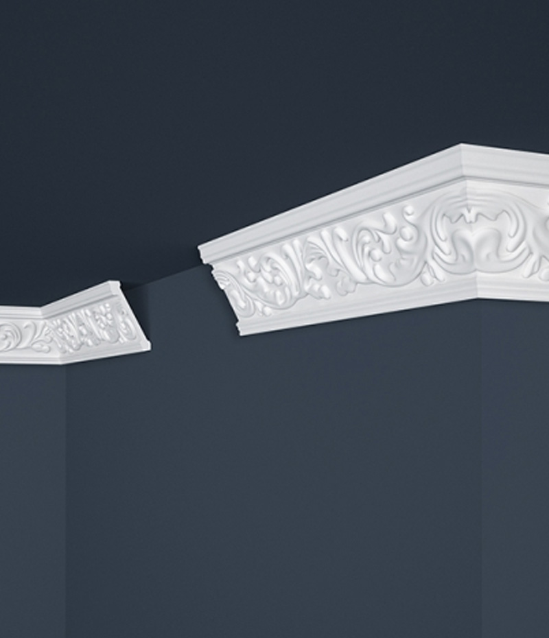 Stropný pás s rastlinným ornamentom.