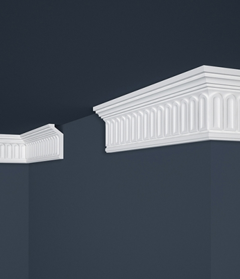 Stropná lišta s ornamentom odkazujúcim na klasické architektonické štýly.