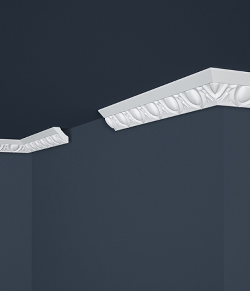 Biela stropná lišta s výrazným ornamentom.