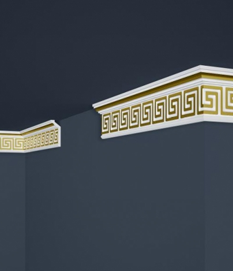 Dekoratívna stropná lišta so zlatým gréckym ornamentom.