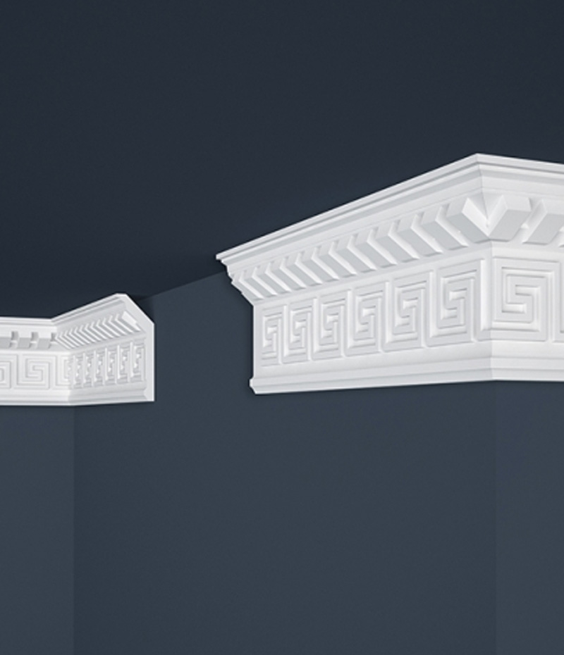 Široká biela stropná lišta s gréckym vzorom.