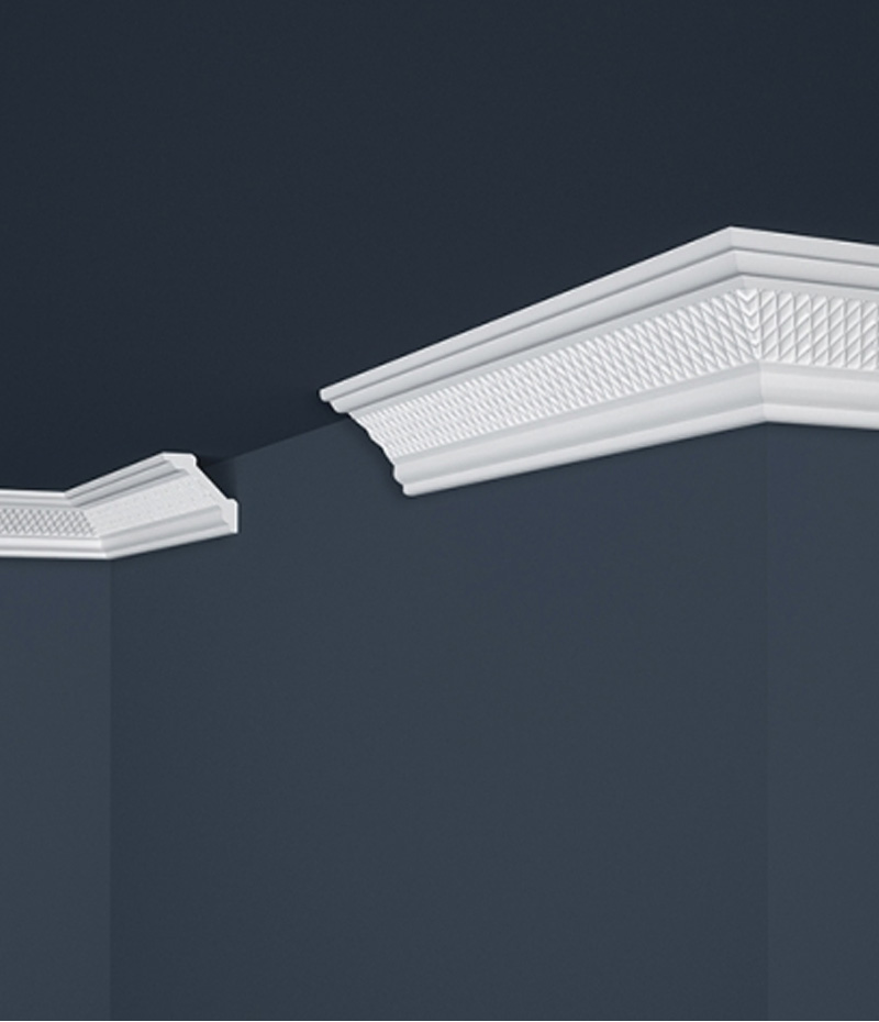 Biela stropná lišta s jemným, symetrickým ornamentom.