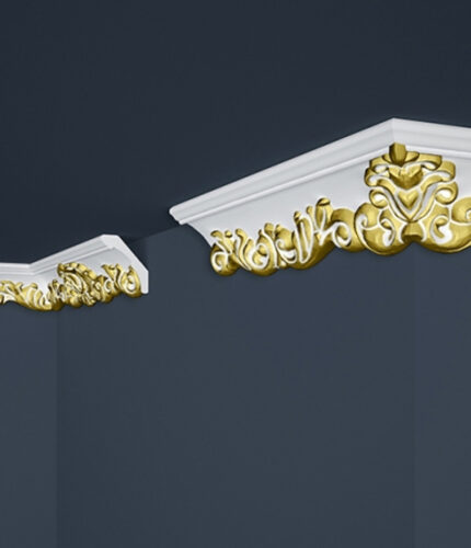 Pôsobivá stropná lišta so zlatým ornamentom.
