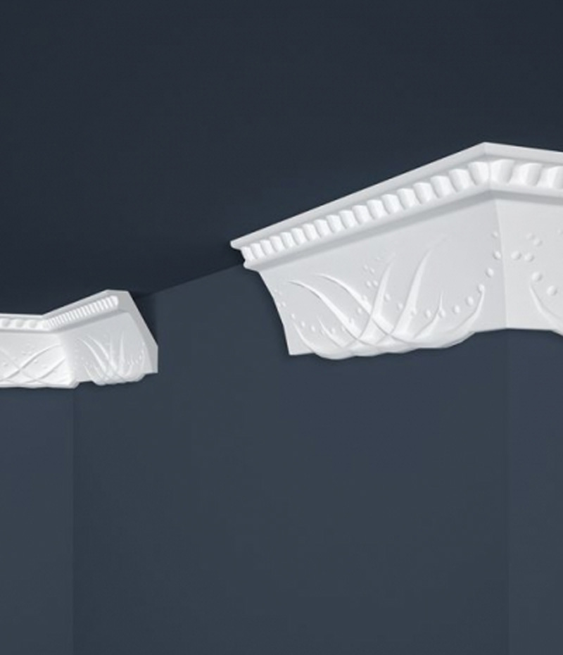 Stropná lišta s jemným ornamentom.
