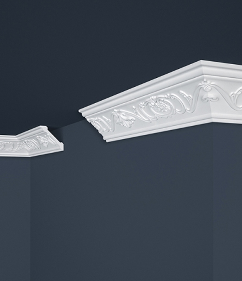 Biela stropná lišta s originálnym ornamentom.