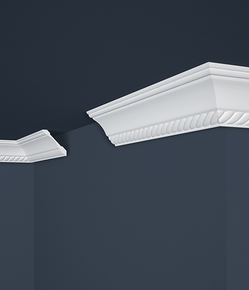 Stropná lišta s jemným ornamentom na spodnom okraji.