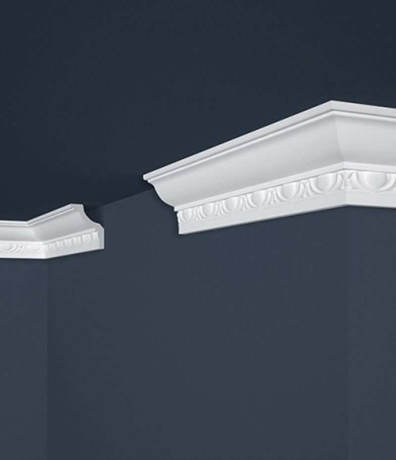 Biela stropná lišta s jemným ornamentom.