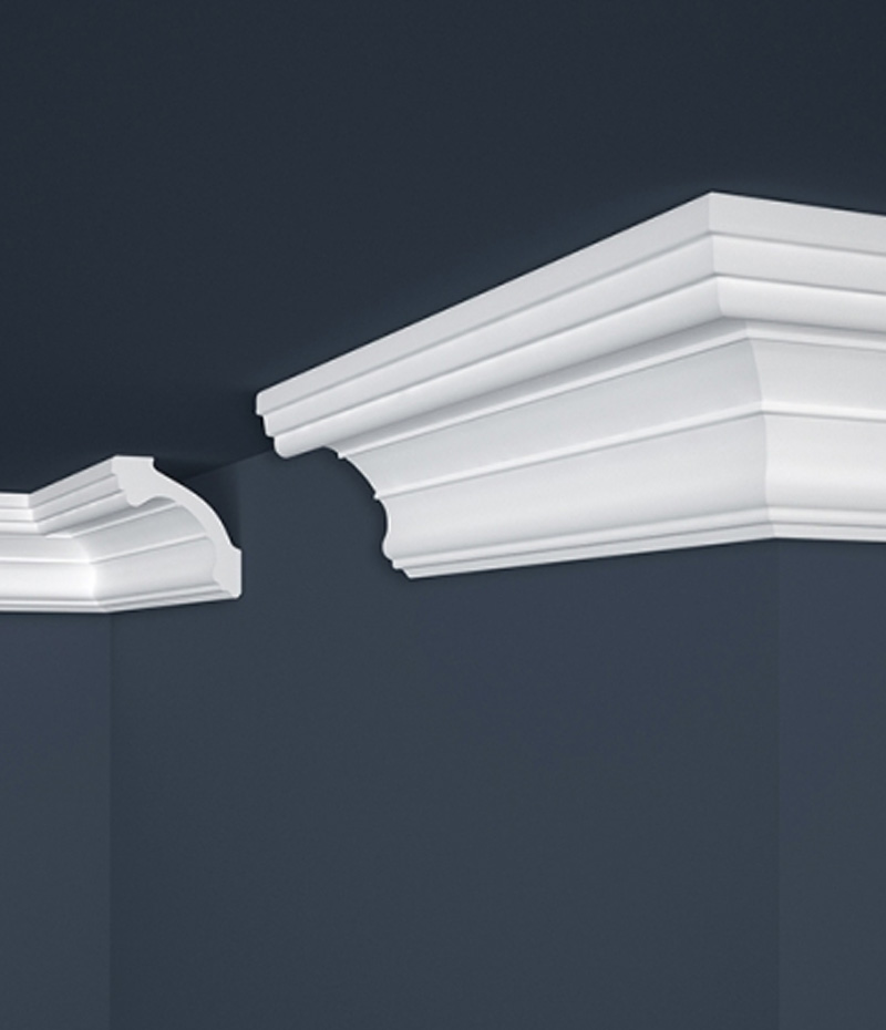 Široký biely stropný pás v klasickom štýle.